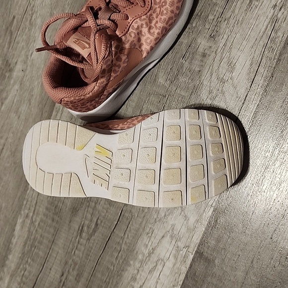 Girls Nike shoes - Picture 2 of 3